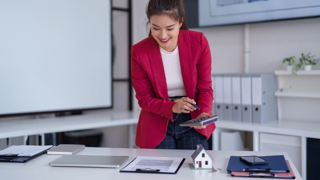 Cân nhắc đến chi phí và dự trù rủi ro khi thuê môi giới bất động sản - Ảnh: Pinterest