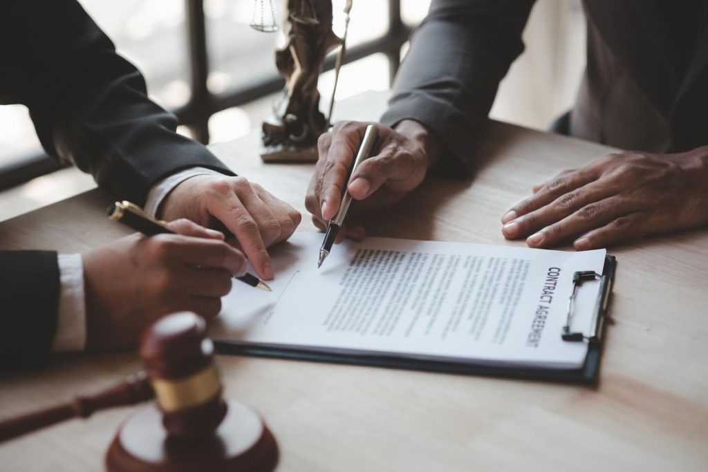 Kiểm tra pháp lý nhà đất là bước quan trọng để đảm bảo an toàn khi giao dịch nhà đất  - Ảnh Pinterest