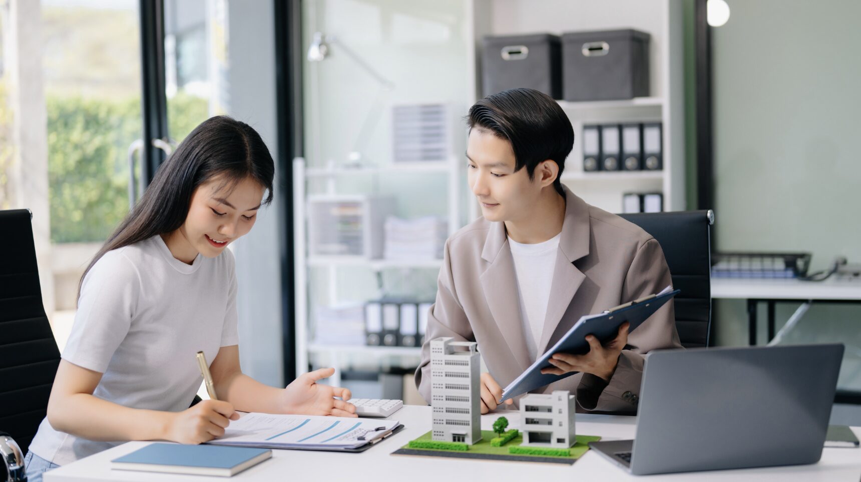 Tìm hiểu pháp lý để hạn chế tối đa rủi ro tài chính khi ký giấy đặt cọc mua nhà - Ảnh: Pinterest