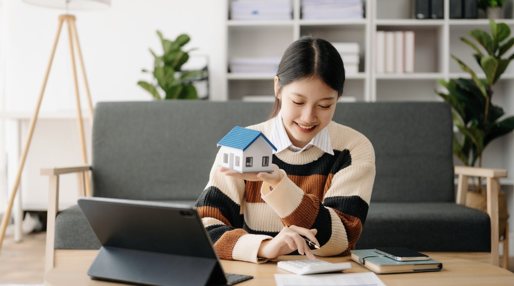 Tính toán các chi phí ẩn liên quan trước khi ra quyết định mua nhà thế chấp ngân hàng - Ảnh: Pinterest