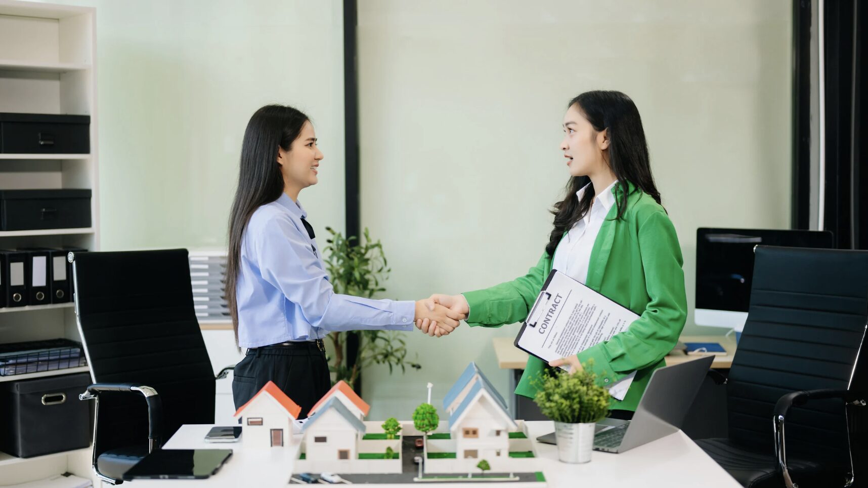 Người mua nên làm việc trực tiếp với chủ đầu tư để hạn chế rủi ro khi chuyển nhượng - Ảnh: Pinterest