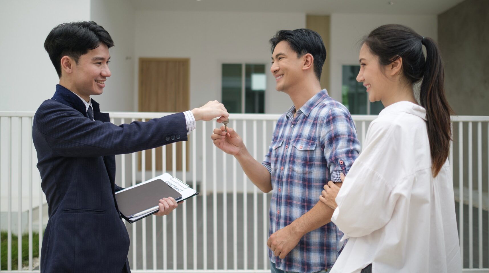 Hợp đồng tín dụng cần được kiểm tra kỹ để tránh rủi ro pháp lý sau này - Ảnh: Pinterest