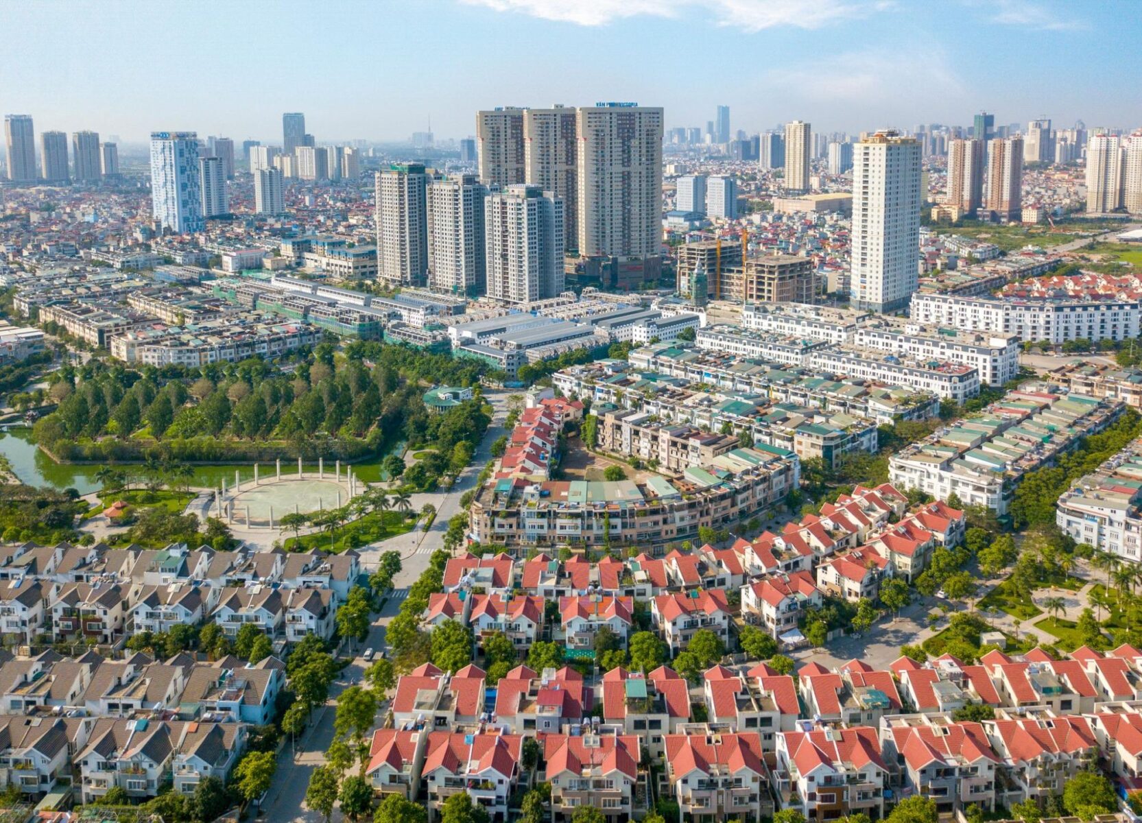 Cần định danh bất động sản trong các giao dịch mua bán nhà đất (Ảnh: Văn Phú)