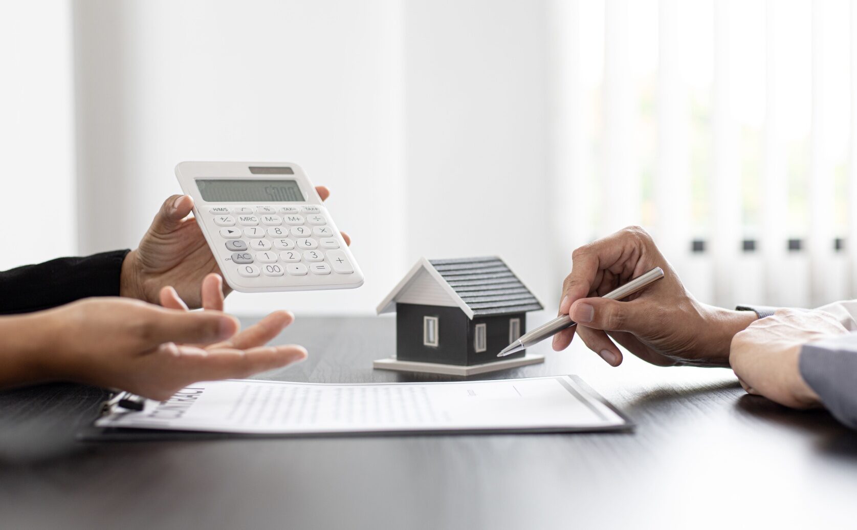 Phí sang tên nhà đất là một trong những loại phí phổ biến nhất (Ảnh: Pinterest)