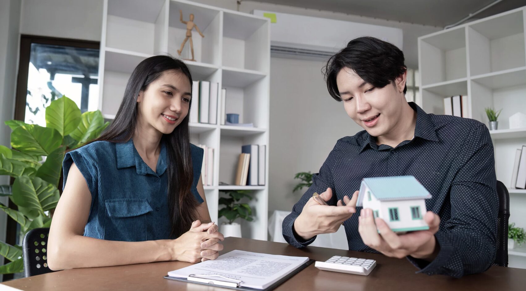 Hợp đồng góp vốn khác với hợp đồng mua bán quyền sử dụng đất - Ảnh: Pinterest