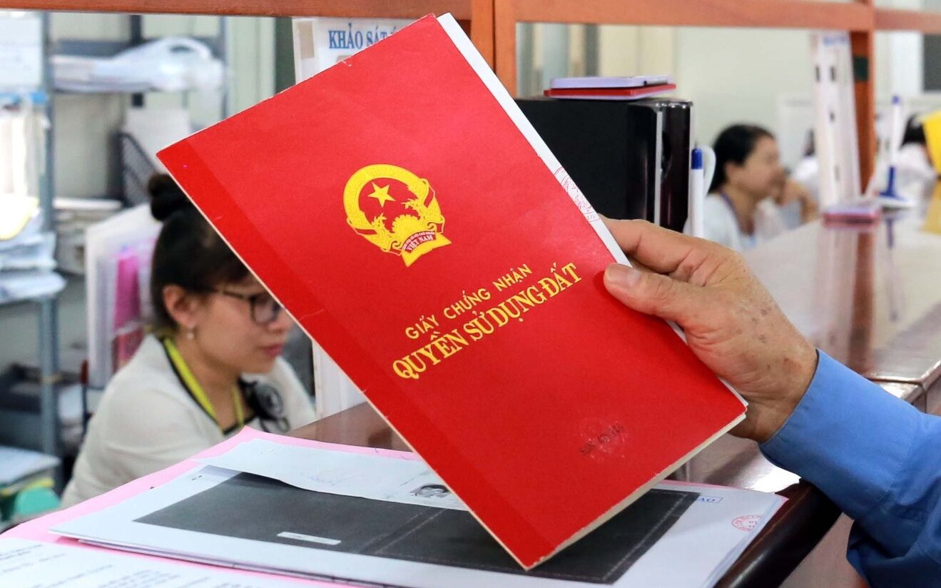 Chuẩn bị đầy đủ giấy tờ chứng minh nhân thân giúp bạn được miễn 100% lệ phí sang tên sổ đỏ khi thừa kế giữa người thân. - Ảnh: CafeF