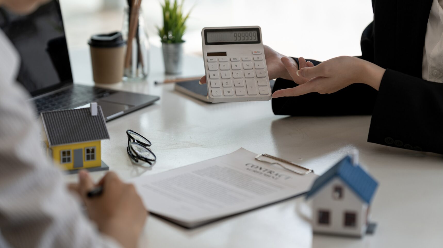 Công thức tính thuế trước bạ là giống nhau - Ảnh: Pinterest