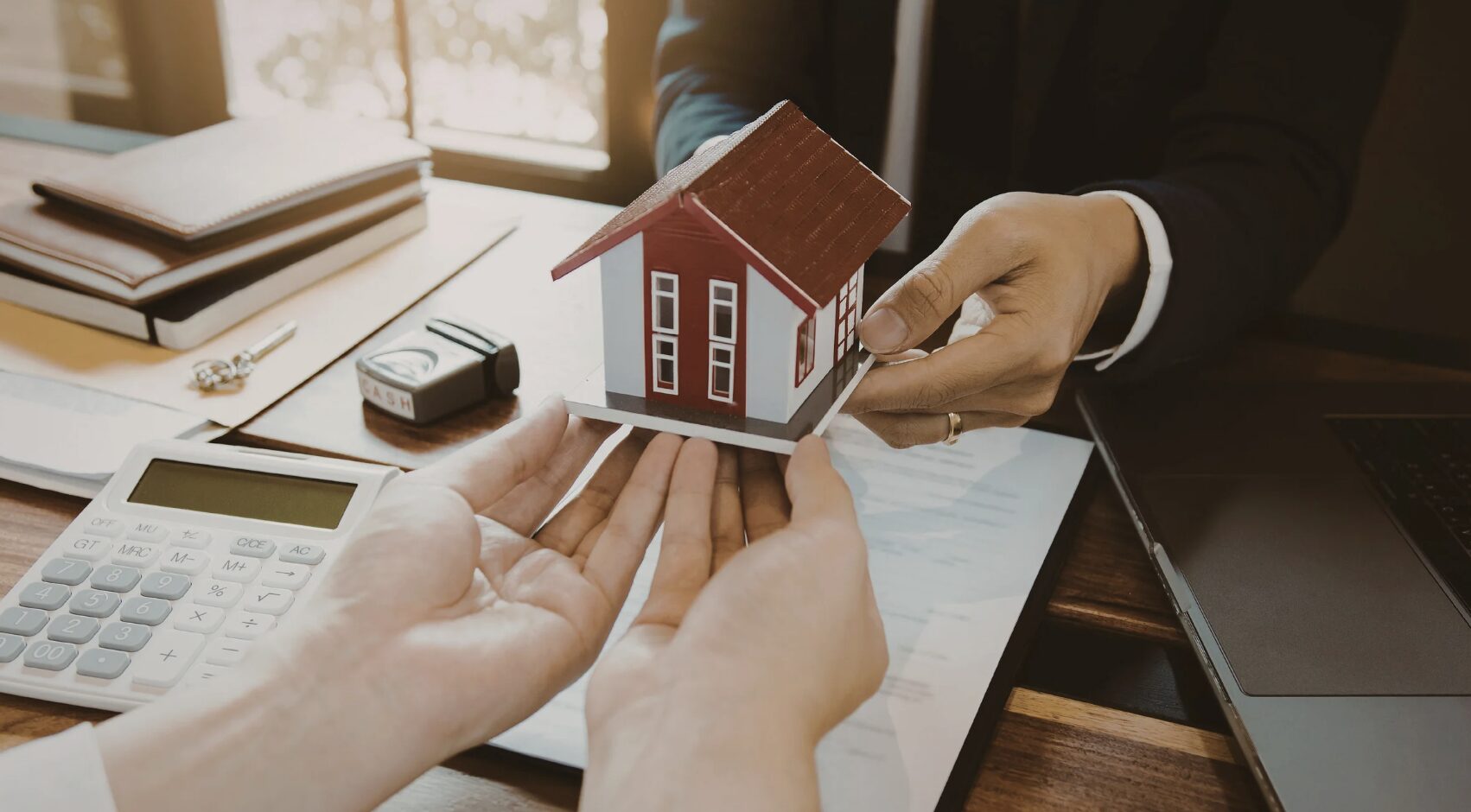 Người thu nhập thấp cần đánh giá nghiêm túc khả năng tài chính - Ảnh: Pinterest