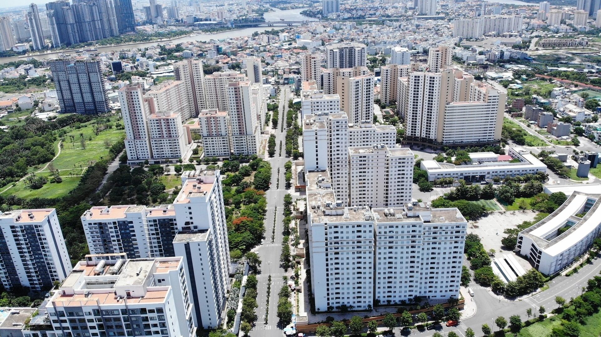 Tín dụng bất động sản theo đà tăng nóng do các yếu tố trung gian tác động - Ảnh: DNSE