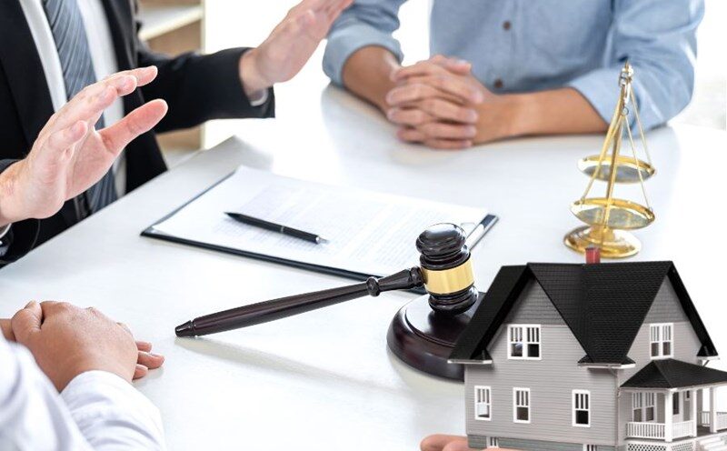 Lệ phí trước bạ là khoản tiền phải nộp khi đăng ký quyền sở hữu/quyền sử dụng tài sản (trong đó có nhà đất) (Ảnh: Google)