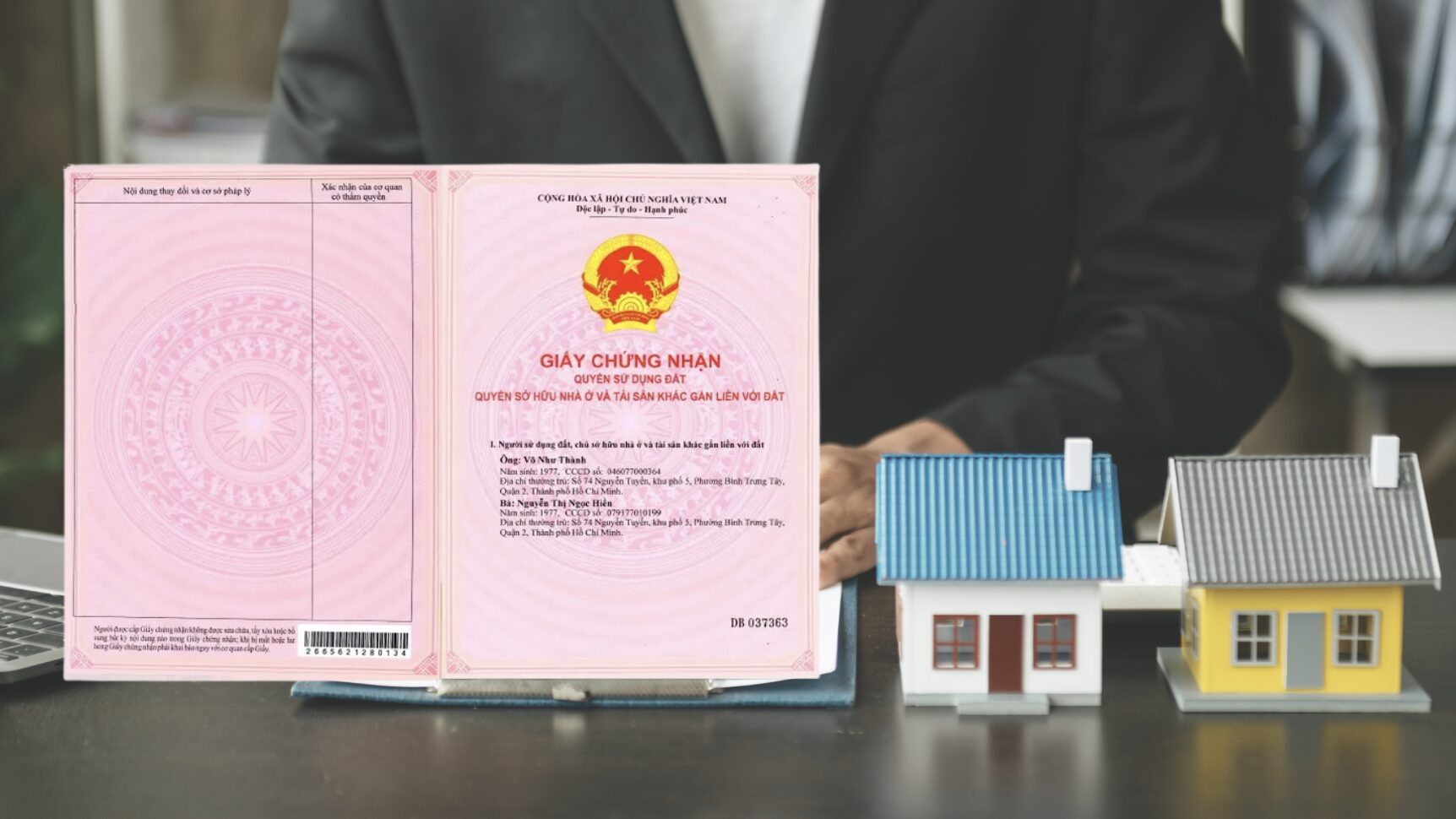 Sang tên sổ hồng là bước quan trọng khi mua nhà đất - Ảnh: Pinterest