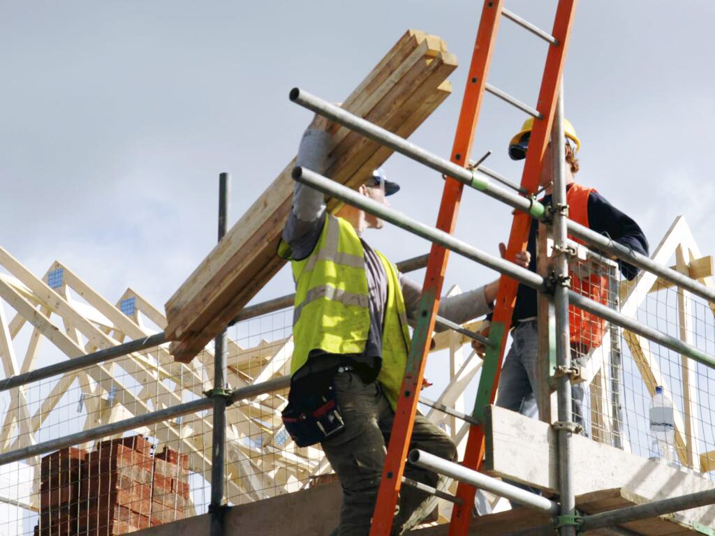 Lựa chọn phương án xây dựng phù hợp sẽ giúp hạn chế rủi ro khi xây nhà bằng giấy phép tạm (Ảnh: Pinterest)