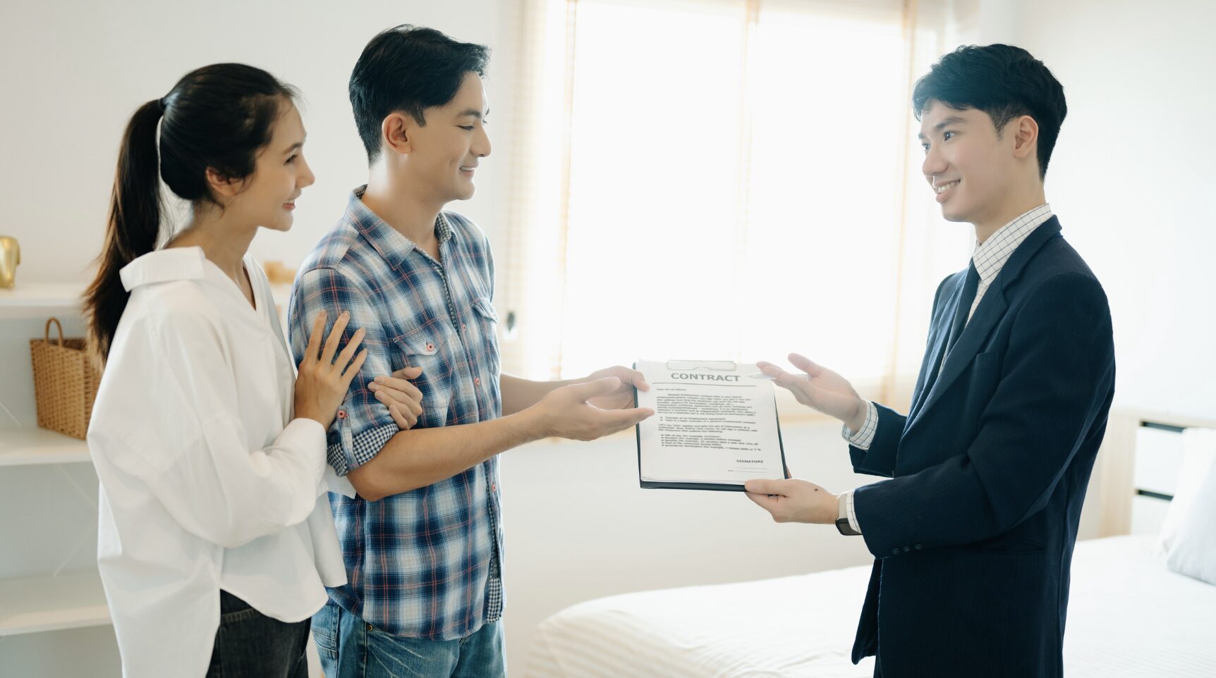 Cặp vợ chồng trẻ ưu tiên mua căn hộ chung cư - Ảnh: Pinterest