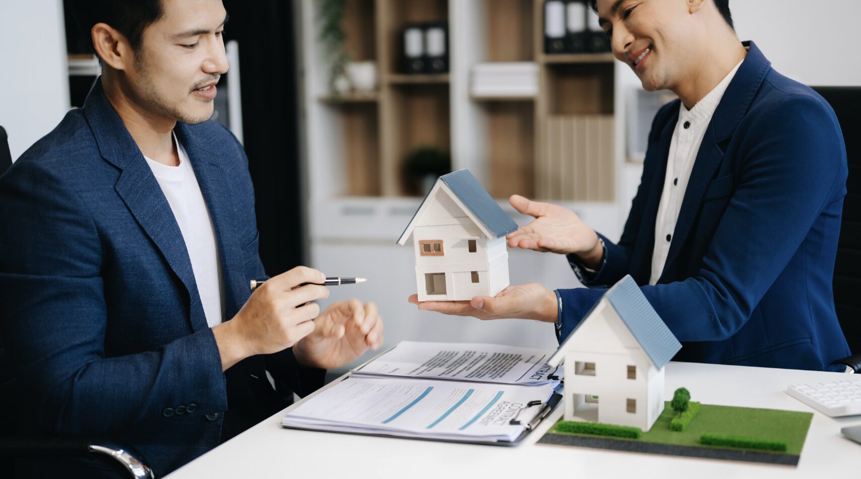 Cư dân nên nắm thời gian chủ đầu tư cung cấp giấy chứng nhận quyền sở hữu nhà - Ảnh: Pinterest