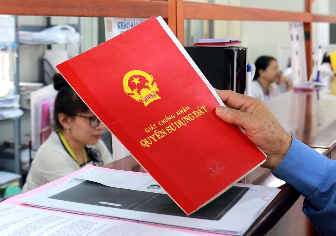 Phí làm sổ đỏ lần đầu khác nhau ở từng khu vực - Ảnh: CafeF