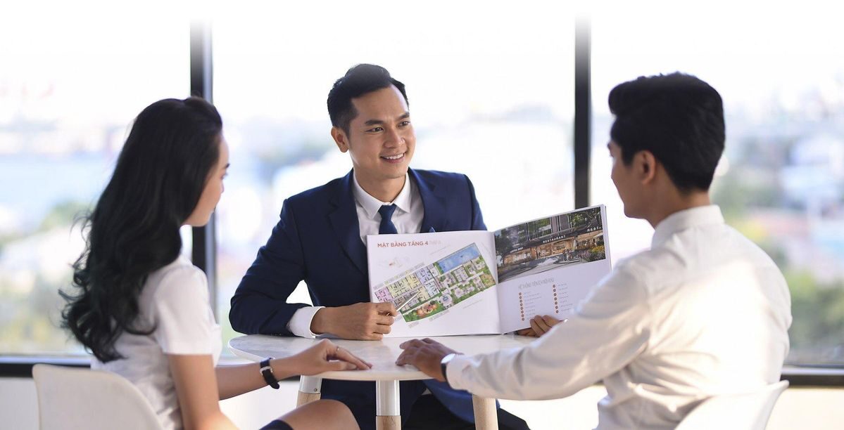 Người tư vấn bất động sản đóng vai trò trung gian giúp quá trình thương lượng giá cả diễn ra khách quan và hiệu quả hơn. - Ảnh Pinterest