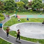 Làm thế nào để kết hợp không gian xanh và tiện ích thể thao đô thị hiện đại một cách hiệu quả?